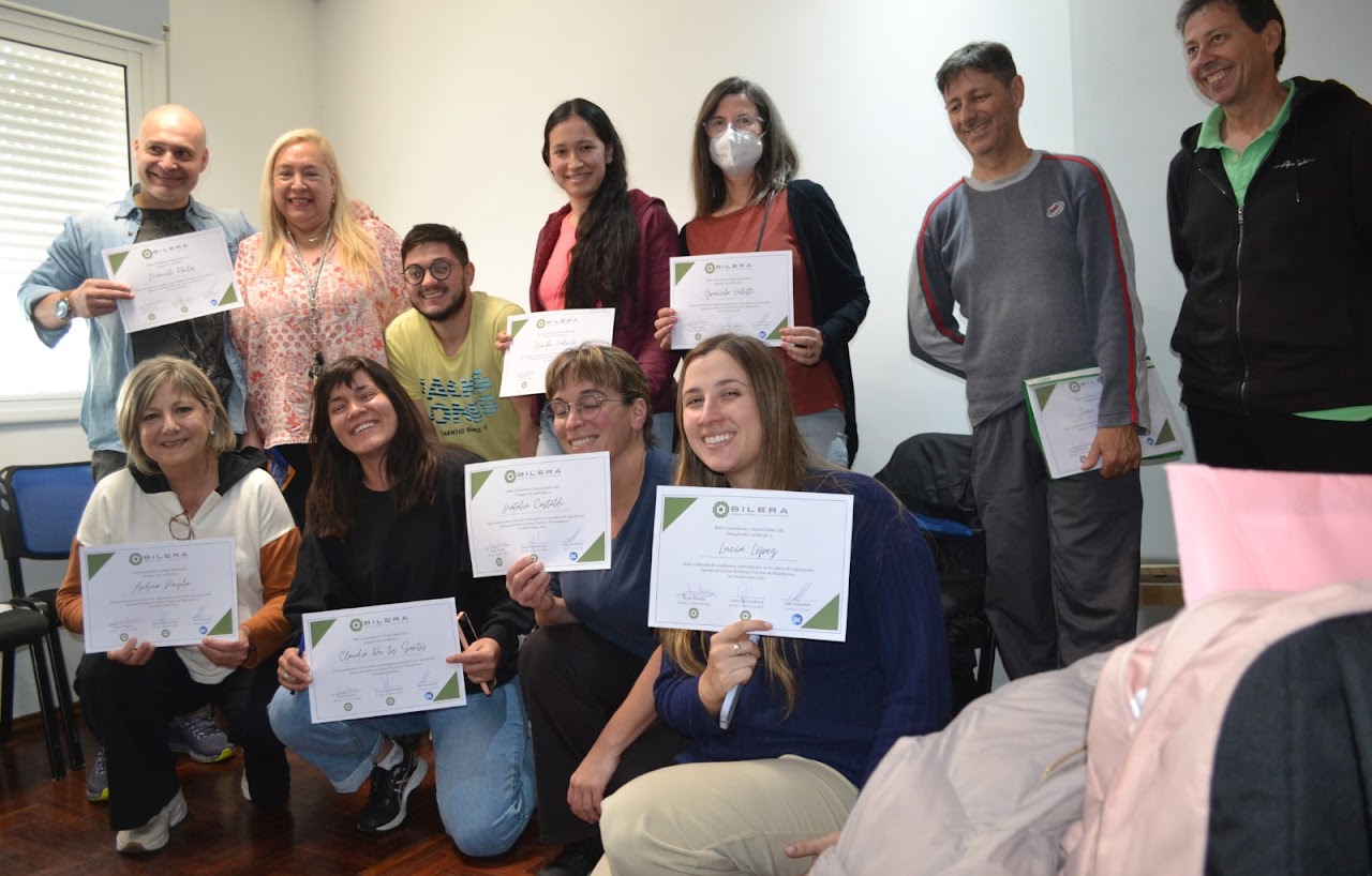 Equipo de Dental Latina con sus certificados de capacitación Bilera