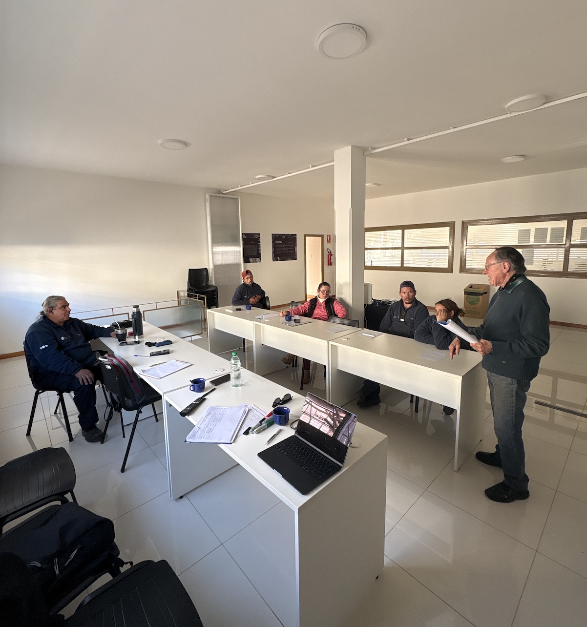 Capacitación de Bilera en sala con participantes