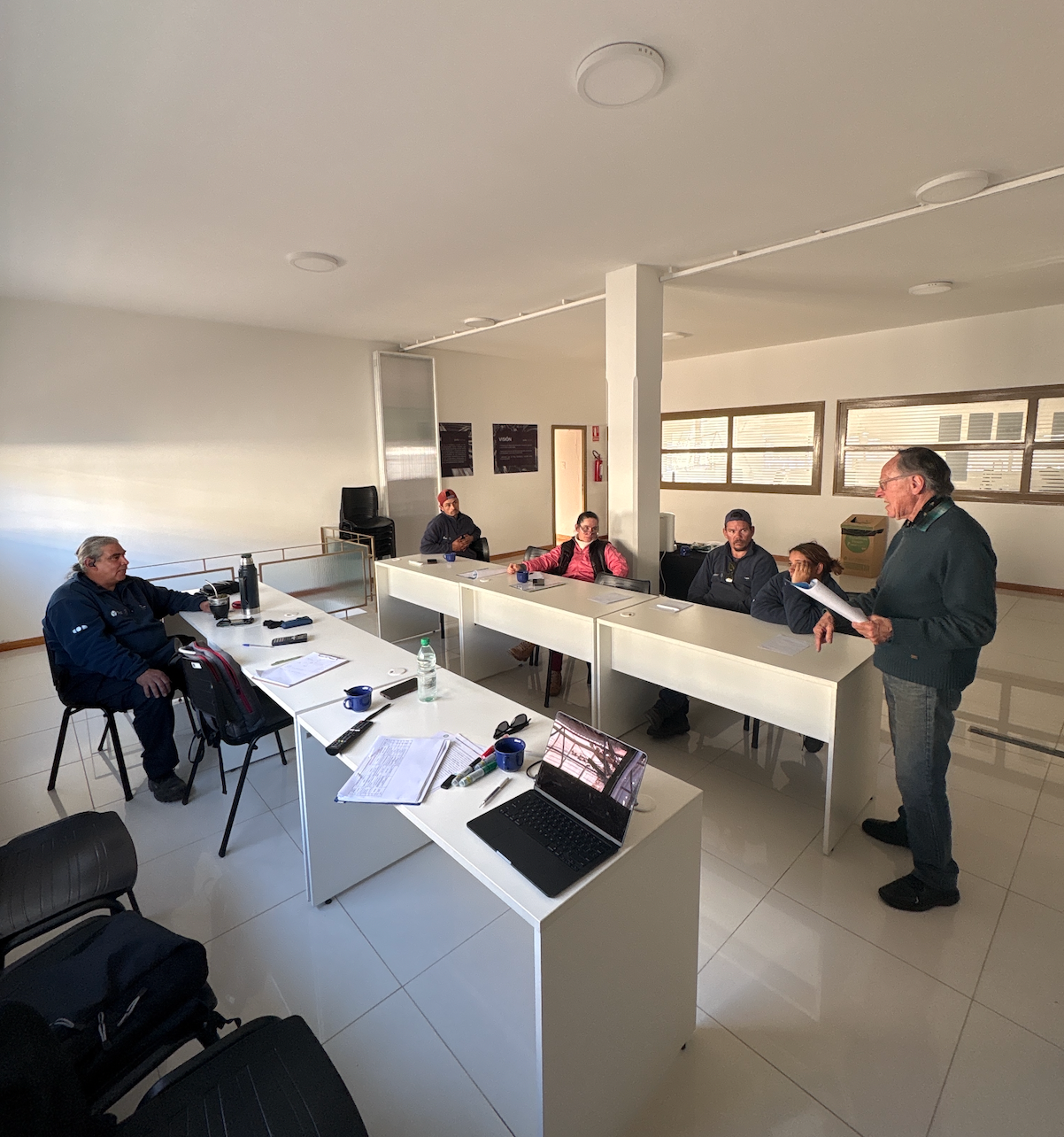 Reunión de trabajo del plan de negocios para la planta de reciclaje de pellets